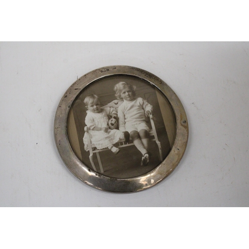 4 - A HALLMARKED CHESTER SILVER CIRCULAR PHOTOGRAPH FRAME