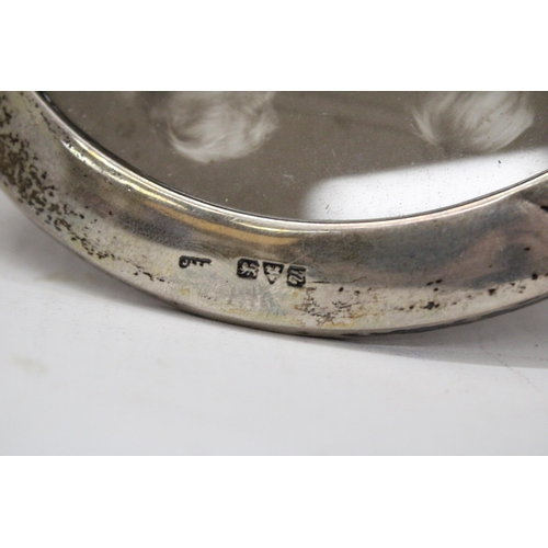 4 - A HALLMARKED CHESTER SILVER CIRCULAR PHOTOGRAPH FRAME