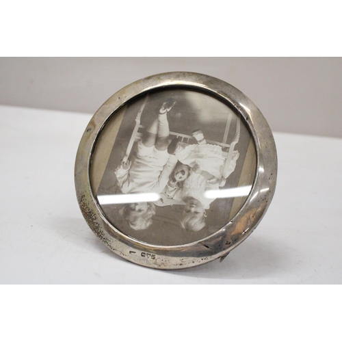 4 - A HALLMARKED CHESTER SILVER CIRCULAR PHOTOGRAPH FRAME