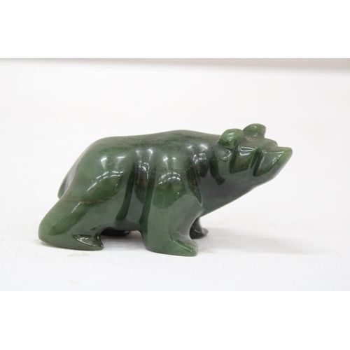 10 - A CANADIAN NEPHRITE JADE BEAR - 5 CM (H) 10 CM (L)