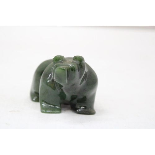 10 - A CANADIAN NEPHRITE JADE BEAR - 5 CM (H) 10 CM (L)