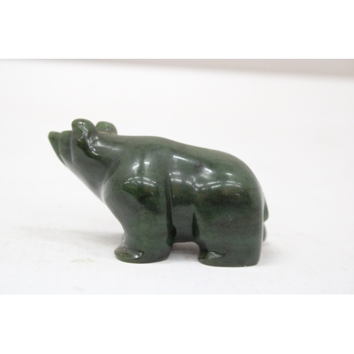 10 - A CANADIAN NEPHRITE JADE BEAR - 5 CM (H) 10 CM (L)