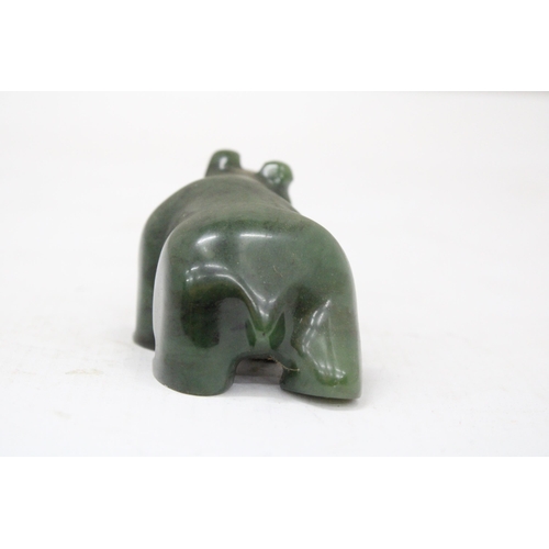 10 - A CANADIAN NEPHRITE JADE BEAR - 5 CM (H) 10 CM (L)