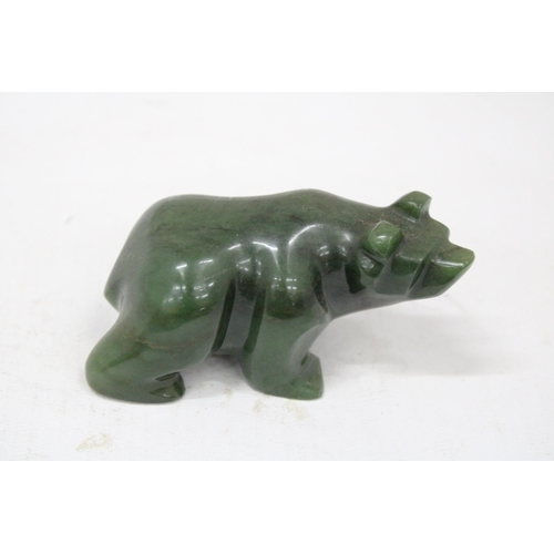 10 - A CANADIAN NEPHRITE JADE BEAR - 5 CM (H) 10 CM (L)