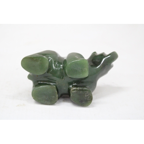 10 - A CANADIAN NEPHRITE JADE BEAR - 5 CM (H) 10 CM (L)