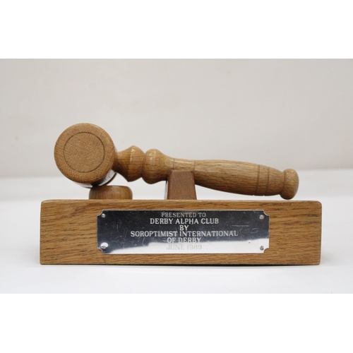 109 - A WOODEN GAVEL AND BLOCK