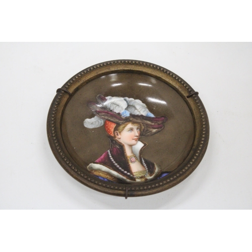 113 - A 19TH CENTURY HANDPAINTED PORTRAIT PLATE IN A BRASS FRAME, DIAMETER 13.5CM