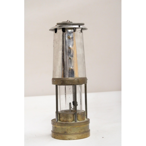 25 - A VINTAGE E. THOMAS & WILLIAMS LTD CAMBRIAN NO. 12858 MAKERS ABERDARE WALES MINERS LAMP/LANTERN