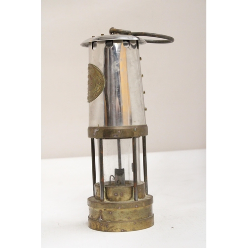 25 - A VINTAGE E. THOMAS & WILLIAMS LTD CAMBRIAN NO. 12858 MAKERS ABERDARE WALES MINERS LAMP/LANTERN