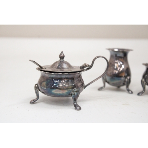 28 - A HALLMARKED BIRMINGHAM SILVER CRUET SET COMPLETE WITH BLUE LINERS - WEIGHT WITHOUT LINERS 154.56