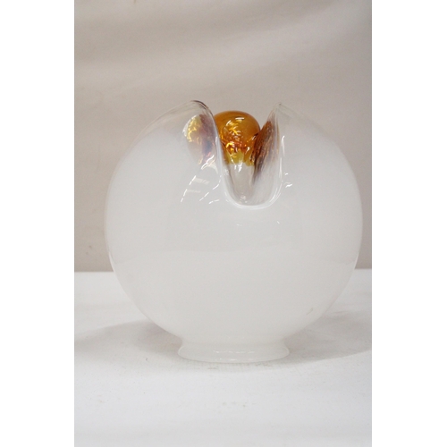 37 - A MURANO STYLE OPULINE ART GLASS GLOBE SHAPED LAMP SHADE WITH CENTRE AMBER ACCENTS - APPROX 25 CM