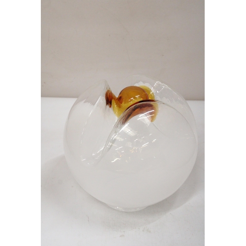 37 - A MURANO STYLE OPULINE ART GLASS GLOBE SHAPED LAMP SHADE WITH CENTRE AMBER ACCENTS - APPROX 25 CM