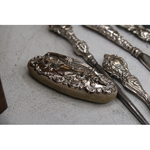 46 - A QUANTITY OF HALLMARKED BIRMINGHAM SILVER HANDLED ITEMS TO INCLUDE A BUTTON HOOK, NAIL FILE, NAIL B... 