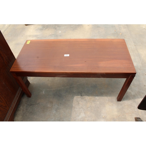 2822 - A RETRO TEAK COFFEE TABLE, 36