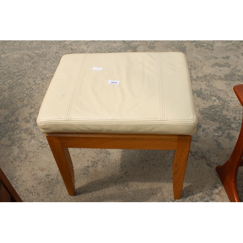 2840 - AN OAK DRESSING STOOL WITH CREAM LEATHER TOP