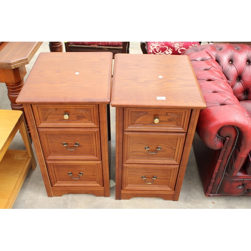 2867 - A PAIR OF BEDSIDE CHESTS OF THREE DRAWERS