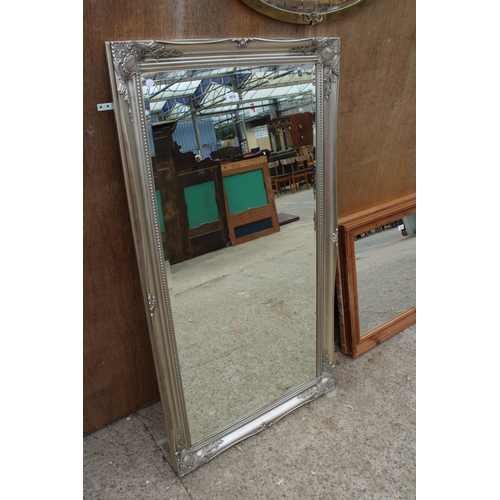 2876 - AN ARQADIA SILVER GILT EFFECT BEVEL EDGE WALL MIRROR, 54