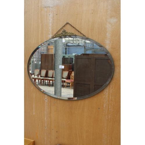 2891 - A MID 20TH CENTURY OVAL WALL MIRROR WITH BRASS RIM AND DECORATION, 30