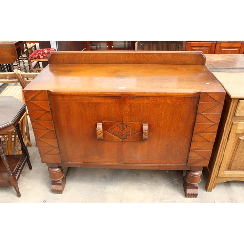 2911 - AN OAK ART DECO SIDEBOARD WITH RAISED BACK ON TURNED FRONT LEGS AND THREE INTERNAL DRAWERS, 48