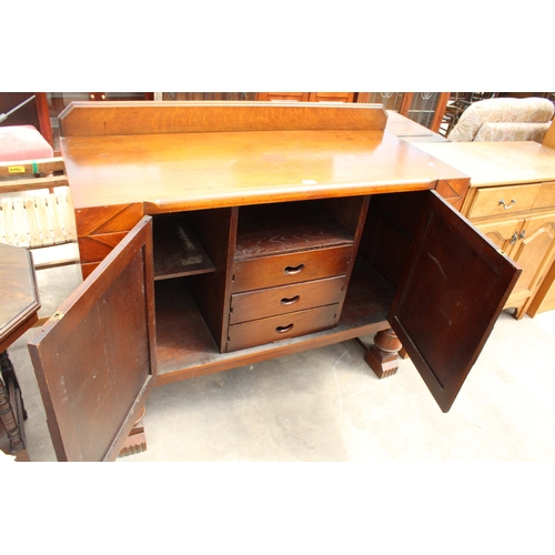 2911 - AN OAK ART DECO SIDEBOARD WITH RAISED BACK ON TURNED FRONT LEGS AND THREE INTERNAL DRAWERS, 48