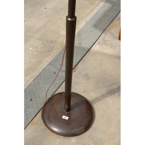 2922 - A MID 20TH CENTURY STANDARD LAMP