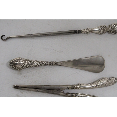 56 - A QUANTITY OF HALLMARKED SILVER HANDLED ITEMS TO INCLUDE GLOVE STRETCHERS, SHOE HORN, BUTTON HOOK AN... 