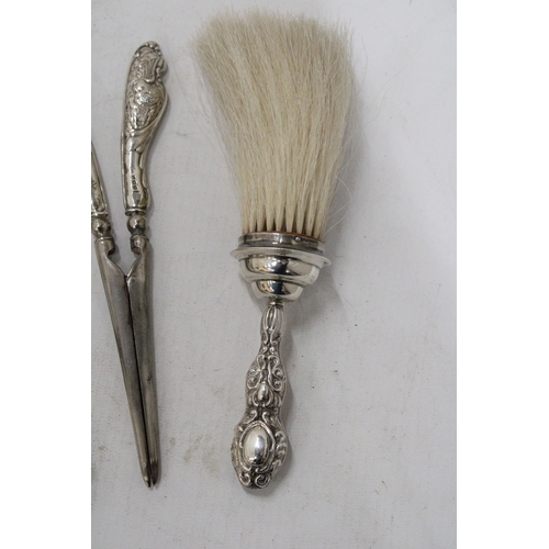 56 - A QUANTITY OF HALLMARKED SILVER HANDLED ITEMS TO INCLUDE GLOVE STRETCHERS, SHOE HORN, BUTTON HOOK AN... 