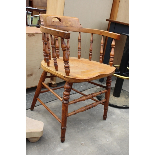 2933 - A VICTORIAN ELM AND BEECH TUB CHAIR WITH TURNED LEGS AND UPRIGHTS