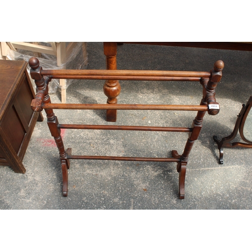 2953 - A LATE VICTORIAN MAHOGANY FIVE BAR TOWEL RAIL