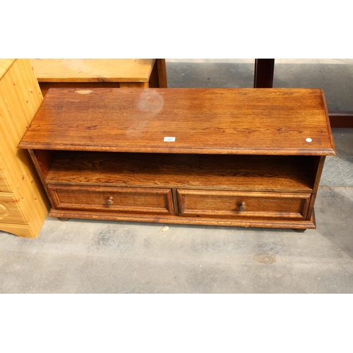 2961 - A MODERN OAK TV STAND, 43