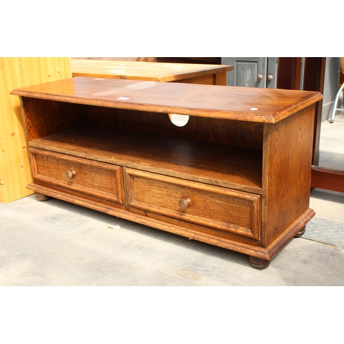 2961 - A MODERN OAK TV STAND, 43