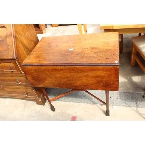 2975 - A 19TH CENTURY MAHOGANY PEMBROKE TABLE