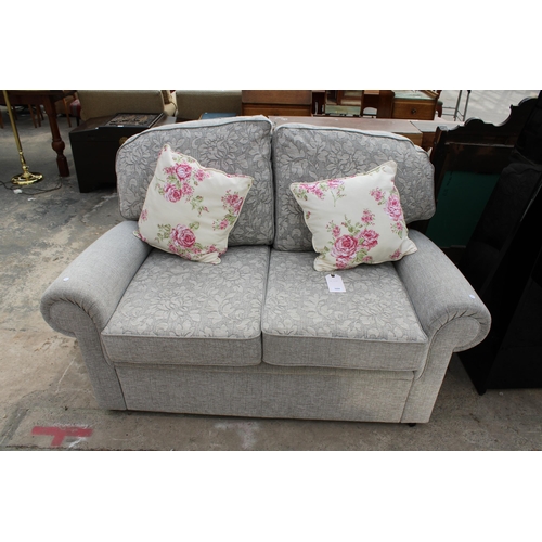 3000 - A MODERN GREY FLORAL TWO SEATER SETTEE AND TWO LOOSE FLORAL CUSHIONS