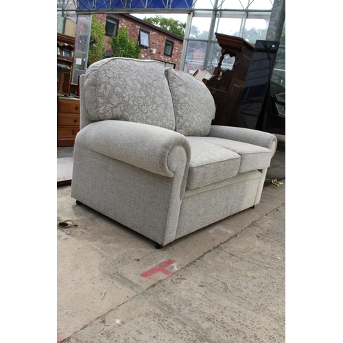 3000 - A MODERN GREY FLORAL TWO SEATER SETTEE AND TWO LOOSE FLORAL CUSHIONS