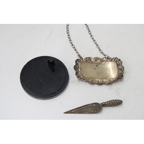 67 - THREE HALLMARKED SILVER ITEMS TO INCLUDE A BRANDY DECANTER LABLE, MINIATURE ROUND PHOTOFRAME AND A T... 