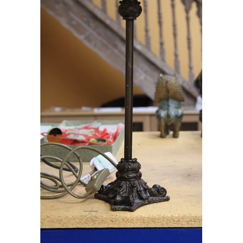 70 - A TALL TIFFANY STYLE DESK LAMP - WORKING AT TIME OF CATALOGUING NO WARRANTY GIVEN