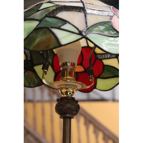 70 - A TALL TIFFANY STYLE DESK LAMP - WORKING AT TIME OF CATALOGUING NO WARRANTY GIVEN