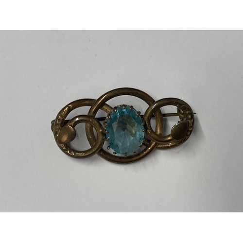 681 - A VINTAGE BROOCH WITH CENTRE BLUE STONE