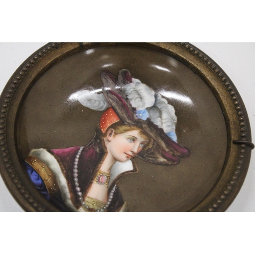 113 - A 19TH CENTURY HANDPAINTED PORTRAIT PLATE IN A BRASS FRAME, DIAMETER 13.5CM