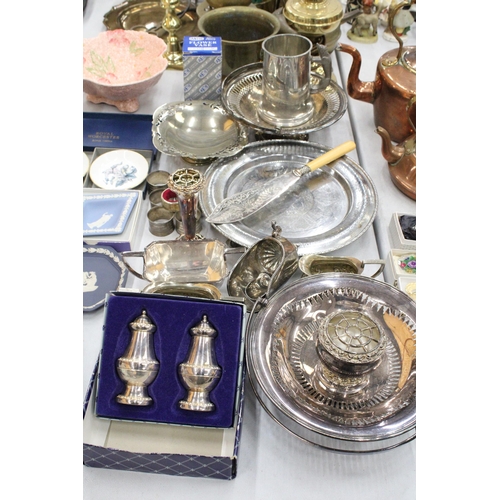 123 - A COLLECTION OF SILVER PLATED ITEMS TO INCLUDE A BOXED CRUET SET, FOOTED TRAY, BASKET BOWLS, NAPKIN ... 