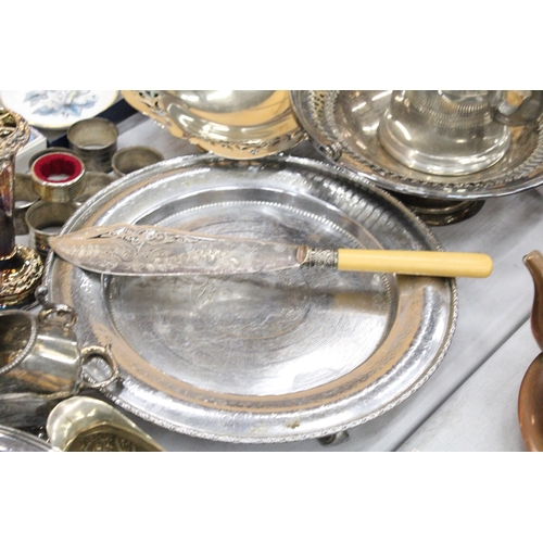 123 - A COLLECTION OF SILVER PLATED ITEMS TO INCLUDE A BOXED CRUET SET, FOOTED TRAY, BASKET BOWLS, NAPKIN ... 