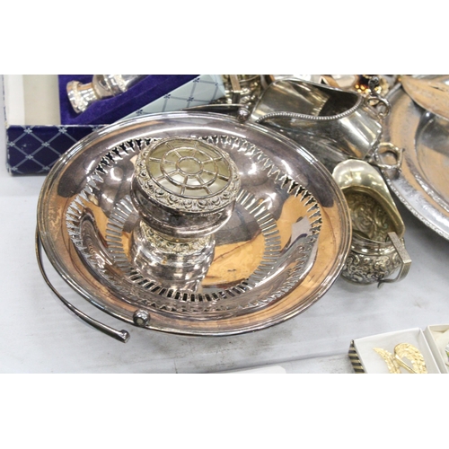 123 - A COLLECTION OF SILVER PLATED ITEMS TO INCLUDE A BOXED CRUET SET, FOOTED TRAY, BASKET BOWLS, NAPKIN ... 