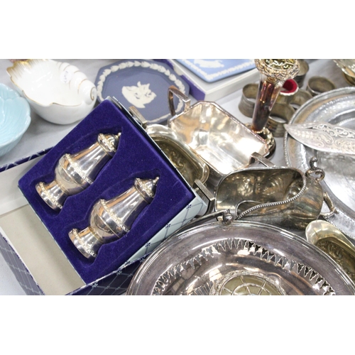 123 - A COLLECTION OF SILVER PLATED ITEMS TO INCLUDE A BOXED CRUET SET, FOOTED TRAY, BASKET BOWLS, NAPKIN ... 