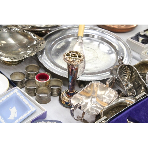 123 - A COLLECTION OF SILVER PLATED ITEMS TO INCLUDE A BOXED CRUET SET, FOOTED TRAY, BASKET BOWLS, NAPKIN ... 