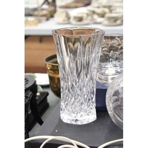 162 - A QUANTITY OF GLASSWARE TO INCLUDE A LAMP, CRYSTAL GLASSES, ETC