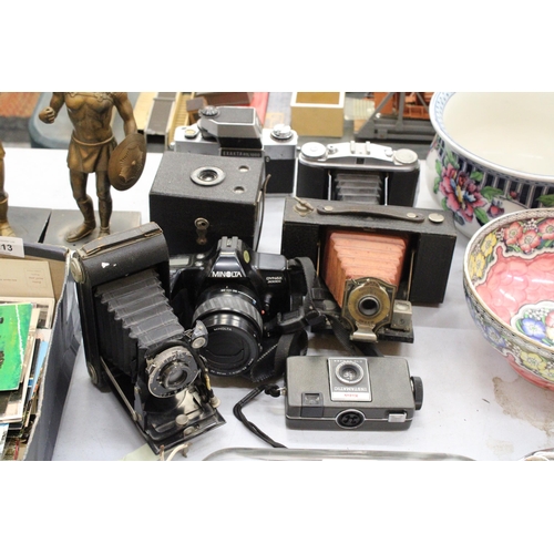 210 - A COLLECTION OF VINTAGE CAMERAS TO INCLUDE A MINOLTA DYNAX 3000i, AGFA ISOLETTE, KODAK BROWNIE AUTOM... 