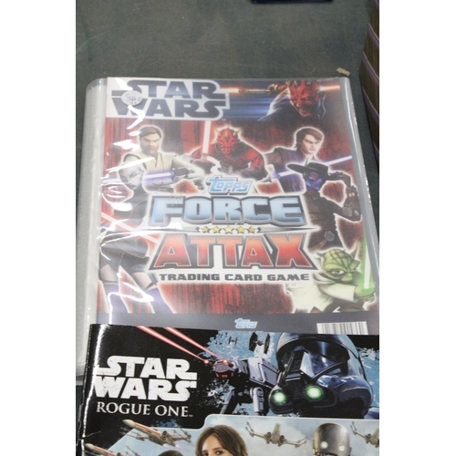 256 - A COLLECTION OF STAR WARS TRADING CARDS IN A FOLDER PLUS STAR WARS AND STARSHIP TROOPERS MAGAZINES