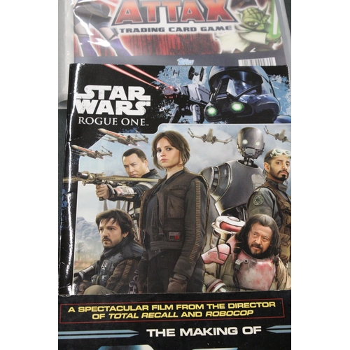 256 - A COLLECTION OF STAR WARS TRADING CARDS IN A FOLDER PLUS STAR WARS AND STARSHIP TROOPERS MAGAZINES