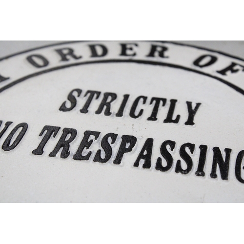 297 - A CAST PEAKY BLINDERS SIGN - NO TRESSPASSING, DIAMETER 24CM