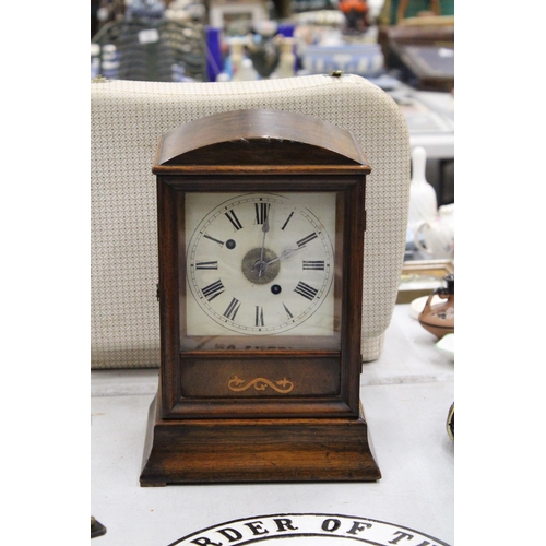 298 - A GEORGIAN WOODEN MANTLE CLOCK WITH KEY AND PENDULUM